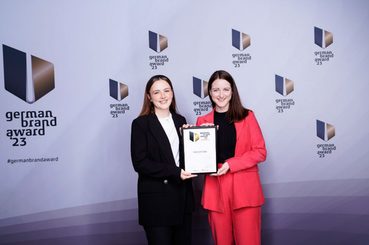 Zwiesel Glas again honoured with German Brand Award - Content Manager Verena Danzer (left) and Teamlead Brand and Product Manager Lisa Müller are delighted that the successful Zwiesel Glas brand management has been awarded the German Brand Award 2023.